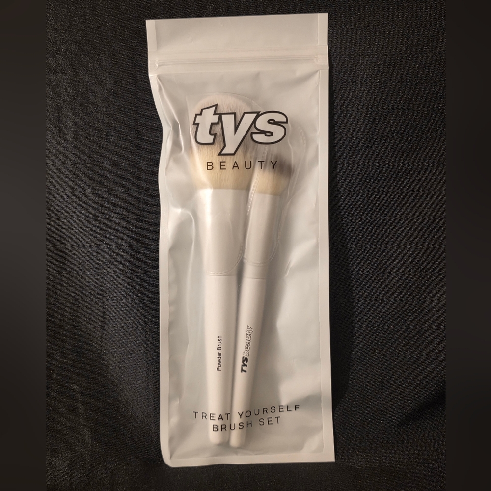 Brand New TYS Beauty White Treat Yourself Brush Set